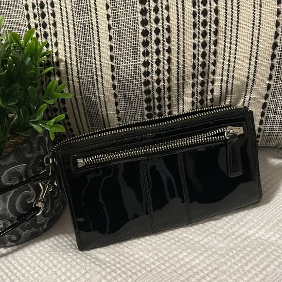 LOW START Coach patent leather wristlet - Picture 3 of 9